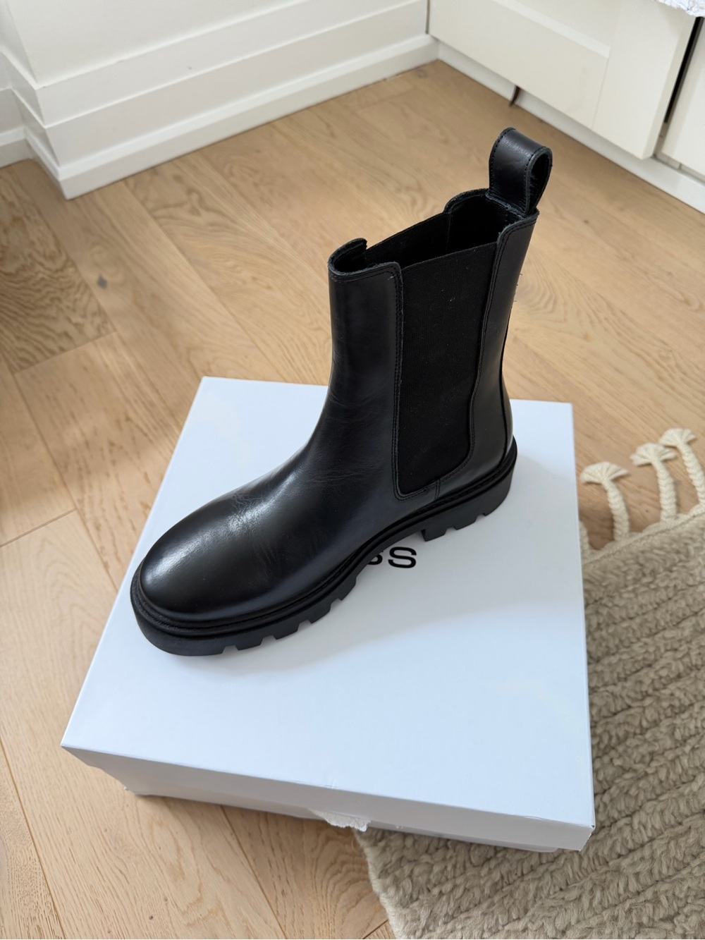 REISS Theresa Chelsea Boots Black Leather Lug Sole Boots EU 39 US 8.5